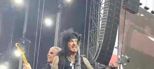 MÖTLEY CRÜE – Nikki Sixx Busted Fake Playing Along To Backing Track Again (VIDEO)