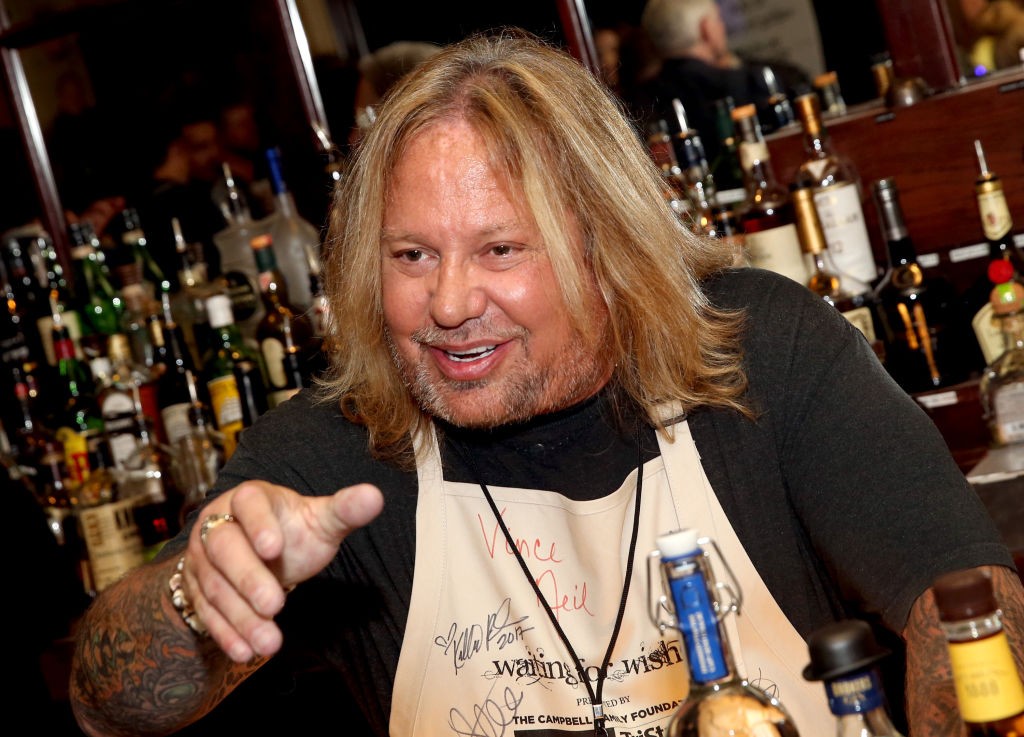 Vince Neil – Returns To The Stage At ‘DrinksGiving Event’, Appears Too Drunk To Sing