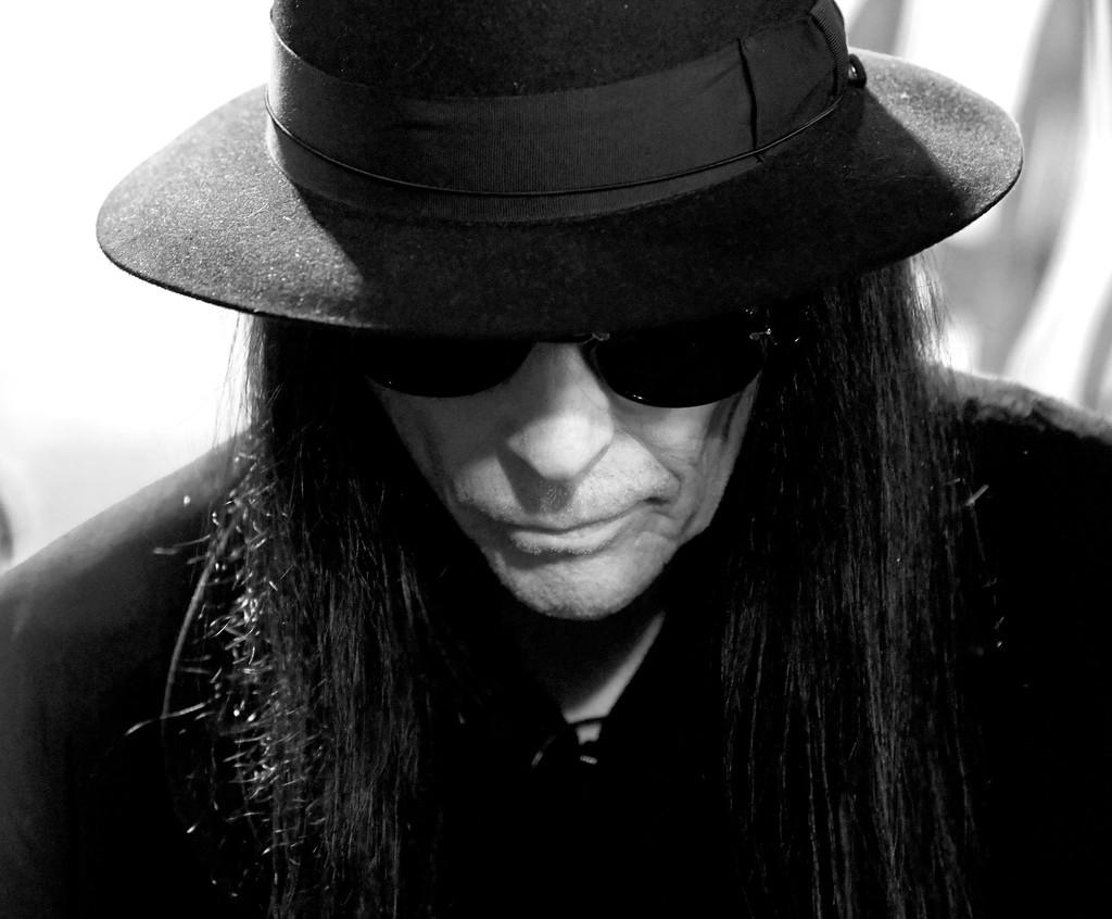 Mick Mars Issues Ultimatum to Tommy Lee: “Play the drums for real or you aren’t getting paid for The Stadium Tour”