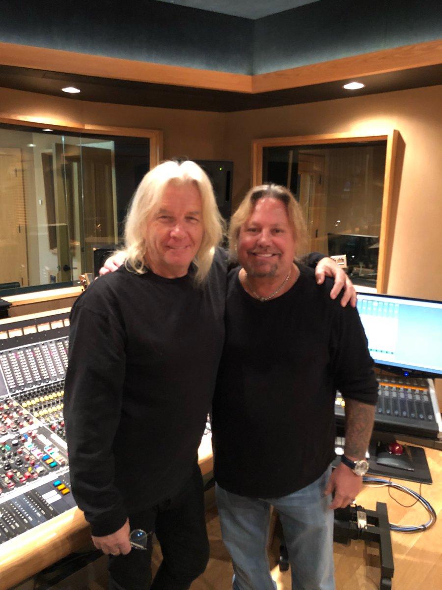 Industry Source: Bob Rock Used AI Technology To Compose Songs For MÖTLEY CRÜE’s New Album