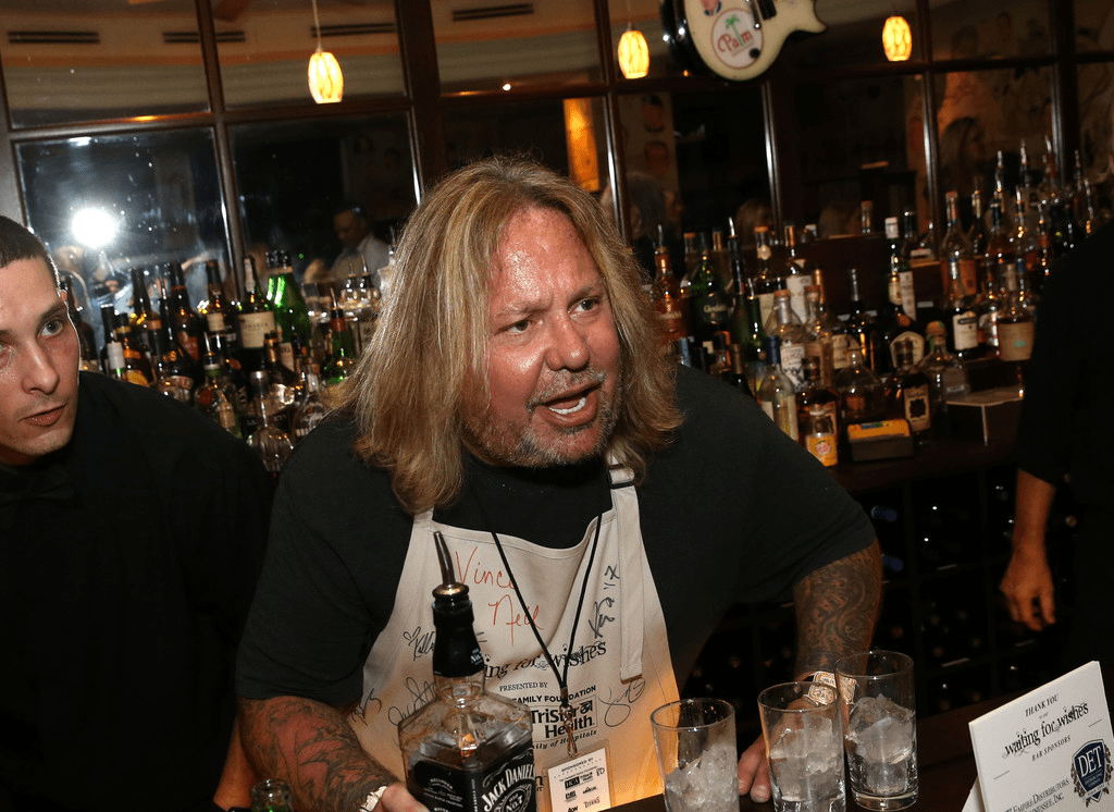 MÖTLEY CRÜE – Mick Mars Gave Vince Neil Ultimatum: “Stop Drinking Or John Corabi Is Going To Be Crue’s Singer In 2023!” (UPDATED)
